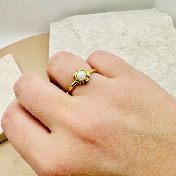 NEW! Kendra Scott Bright White Kyocera Opal Susie Gold Band Ring - Picture 4 of 17